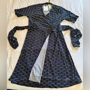 Hawthorn Geometric wrap style dress in Navy size 1X